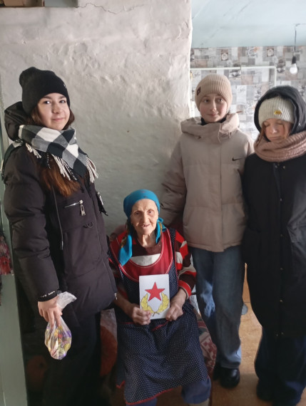Волонтеры Матвеевской школы поздравляют детей войны.